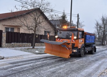 Már éjszaka megkezdtük a budapesti utak síkosság-mentesítését