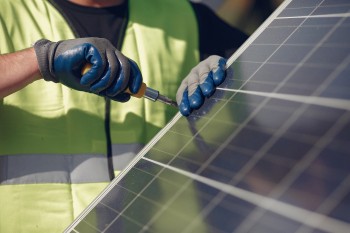 A Budapesti Közművek saját szakemberei telepítik a napelemeket a társaság létesítményeiben